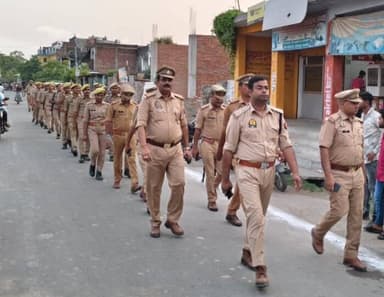आगामी त्योहारों के दृष्टिगत जनपद में शांति/सुरक्षा एवं कानून व्यवस्था तथा जनमानस में सुरक्षा की भावना बनाये रखने हेतु #barabankipolice द्वारा भीड़-भाड़ वाले क्षेत्रों में पैदल गश्त व संदिग्ध व्यक्ति/वाहन की चेकिंग की जा रही है-
#UPPolice https://t.co/UVgbgkbfnF