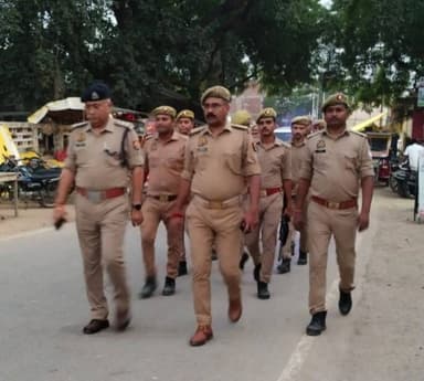 आगामी त्योहारों के दृष्टिगत जनपद में शांति/सुरक्षा एवं कानून व्यवस्था तथा जनमानस में सुरक्षा की भावना बनाये रखने हेतु #barabankipolice द्वारा भीड़-भाड़ वाले क्षेत्रों में पैदल गश्त व संदिग्ध व्यक्ति/वाहन की चेकिंग की जा रही है-
#UPPolice https://t.co/GygPqclo7a