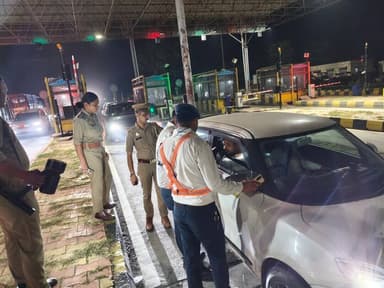 #एसपी_रामपुर के निर्देशन में क्षेत्राधिकारी बिलासपुर द्वारा थाना भोट व यातायात पुलिस के साथ थाना भोट क्षेत्रान्तर्गगत विशेष चेकिंग अभियान चलाया गया। अभियान के दौरान ड्रिंक एंड ड्राइव, बिना वैध प्रपत्र, प्रेशर हॉर्न/हूटर एवं यातायात नियमों का उल्लंघन करने वाले वाहन चालकों के विरुद्ध आवश्यक वैधानिक कार्यवाही की गई। साथ ही वाहन चालकों को यातायात नियमों के प्रति जागरूक किया गया। #UPPolice
#RampurPolice