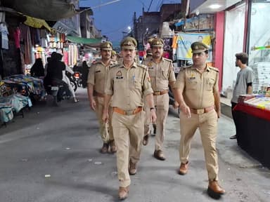 #एसपी_रामपुर के निर्देशन में थाना कोतवाली #RampurPolice द्वारा अपराध नियन्त्रण, कानून/शान्ति व्यवस्था तथा जनमानस में सुरक्षा की भावना जागृत करने के दृष्टिगत थाना क्षेत्रान्तर्गत महत्वपूर्ण/भीड़-भाङ वाले स्थानो पर मय पुलिस बल पैदल गश्त की गयी।
#UPPolice
#FootPatrolling
#RampurPolice