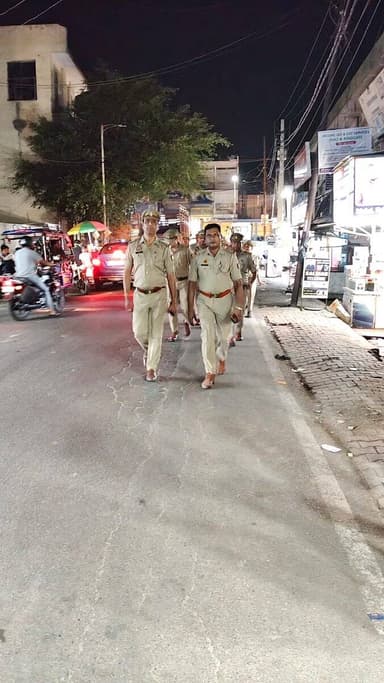#एसपी_रामपुर के निर्देशन में थाना टाण्डा #RampurPolice द्वारा अपराध नियन्त्रण, कानून/शान्ति व्यवस्था तथा जनमानस में सुरक्षा की भावना जागृत करने के दृष्टिगत थाना क्षेत्रान्तर्गत महत्वपूर्ण/भीड़-भाङ वाले स्थानो पर मय पुलिस बल पैदल गश्त की गयी।
#UPPolice
#FootPatrolling
#RampurPolice