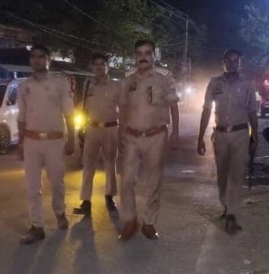 #SP_Cdi @Akash__IPS के निर्देशन में समस्त थानाध्यक्ष/प्रभारी निरीक्षक द्वारा आमजन में सुरक्षा का भाव जागृत करने के उद्देश्य से अपने-अपने क्षेत्रान्तर्गत मुख्य मार्ग/बाजार/भीड़भाड़ वाले स्थानों में पैदल गस्त/भ्रमण व वाहनों की चेकिंग की गई।
#UPPolice https://t.co/Vgq3DE5w2O