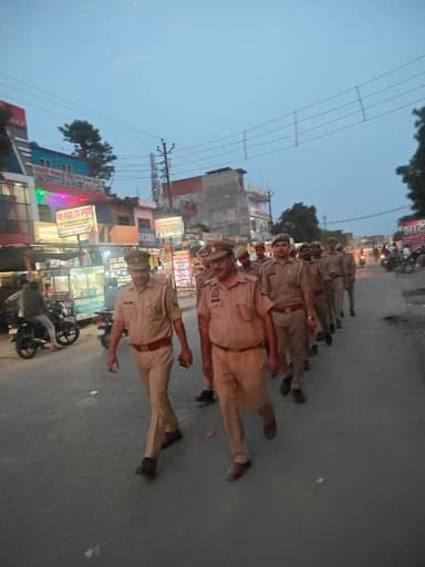 #SPKheri के निर्देशन में शांति व सुरक्षा-व्यवस्था बनाये रखने के उद्देश्य से व आमजन में पुलिस के प्रति विश्वास एवं सुरक्षा के भाव को सुदृढ़ करने हेतु थाना सम्पूर्णानगर पुलिस द्वारा क्षेत्र में पैदल गश्त की गई #UpPolice #KheriPolice https://t.co/9HeGULHXKm