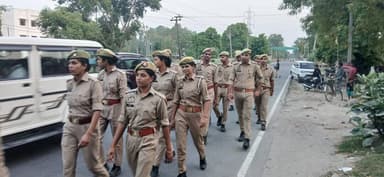 #SPKheri के निर्देशन में शांति व सुरक्षा-व्यवस्था बनाये रखने के उद्देश्य से व आमजन में पुलिस के प्रति विश्वास एवं सुरक्षा के भाव को सुदृढ़ करने हेतु थाना शारदानगर पुलिस द्वारा क्षेत्र में पैदल गश्त की गई #UpPolice #KheriPolice https://t.co/RNmCDwmcgA