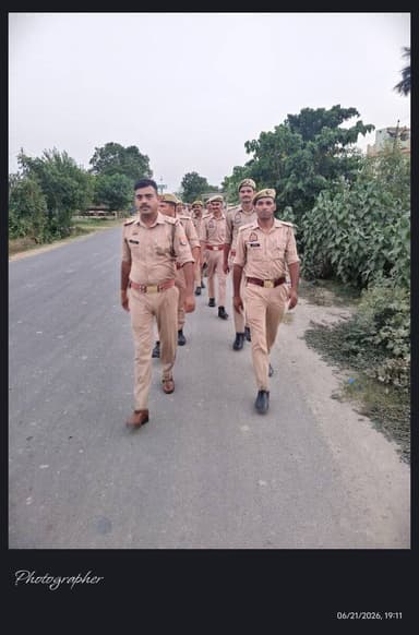 #SPKheri के निर्देशन में शांति व सुरक्षा-व्यवस्था बनाये रखने के उद्देश्य से व आमजन में पुलिस के प्रति विश्वास एवं सुरक्षा के भाव को सुदृढ़ करने हेतु थाना तिकुनिया पुलिस द्वारा क्षेत्र में पैदल गश्त की गई #UpPolice #KheriPolice https://t.co/KCudbaPvB0