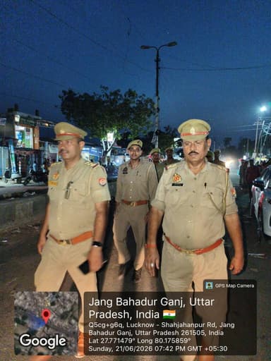 #SPKheri के निर्देशन में शांति व सुरक्षा-व्यवस्था बनाये रखने के उद्देश्य से व आमजन में पुलिस के प्रति विश्वास एवं सुरक्षा के भाव को सुदृढ़ करने हेतु थाना पसगवां पुलिस द्वारा क्षेत्र में पैदल गश्त की गई #UpPolice #KheriPolice https://t.co/pYMKgGOUkw