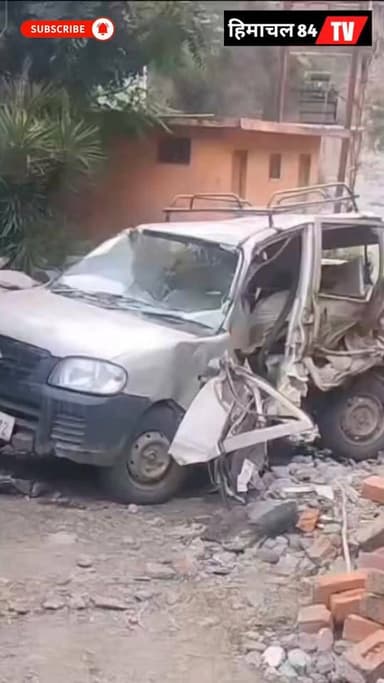 राख में ब्रेक फेल होने से बेकाबू हुई जेसीबी, सड़क किनारे खड़ी गाड़ी और दुकान को मारी टक्कर
चम्बा-भरमौर हाईवे पर हादसा: जेसीबी के ब्रेक फेल, वाहन और दुकान क्षतिग्रस्त