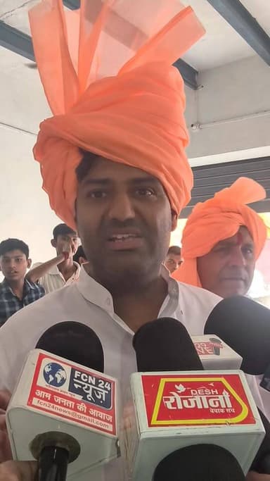 मच्छगर गांव में पहुंचे विधायक रघुवीर तेवतिया ने घेवर की दुकान की रिबन काट कर किया उद्घाटन...
