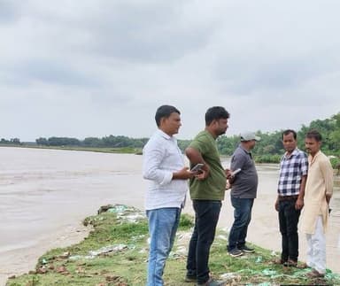 बहादुरगंज जिला परिषद प्रतिनिधि इमरान आलम ने जल निशरन विभाग के साथ नदी कटाव क्षेत्र का दौरा किया मानसून का पानी से ही नदी ने विकराल रूप धारण कर लिया है,क्षेत्र के डोरिया टोली व अन्य स्थलों पर अभी से ही शुरू हो चुका है।
सुबह कटाव सबंधी सूचना देकर फ्ल्ड स्थल निरीक्षण कर फ्लड फाइटिंग कार्य शुरू करने को कहे थे कार्यपालक अभियंता,सहायक अभियंता एवं कनीय अभियंता ने एवं संवेदकों ने स्थल पहुंच कर कटाव रोकने के लिए कार्यादेश दिया।