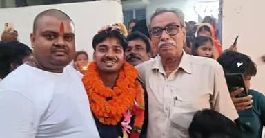 अपने सुरसंड क्षेत्र अंतर्गत सुरसंड नगर पंचायत निवासी जगदीश बैठा जी के सुपुत्र राहुल कुमार के बिहार SDM में चयनित होने पर उन्हें सम्मानित कर हार्दिक बधाई एवं शुभकामनाएँ दीं।
उनकी यह उपलब्धि न केवल उनके परिवार बल्कि पूरे क्षेत्र के लिए गर्व का विषय है। उनकी मेहनत, लगन और समर्पण युवाओं के लिए प्रेरणास्रोत है।