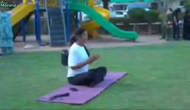 महिलाओं ने भी संभाली योग जागरूकता की कमान। योग दिवस पर रागिनीयोगा परिवार ने महिलाओं के लिए किया खास कार्यक्रम का आयोजन
मुरैना। अंतर्राष्ट्रीय योग दिवस के अवसर पर गंगा पब्लिक स्कूल परिसर में रागिनीयोगा परिवार द्वारा विशेष योग कार्यक्रम का आयोजन किया गया। इस आयोजन की खास बात यह रही कि यह कार्यक्रम विशेष रूप से महिलाओं के स्वास्थ्य, मानसिक सशक्तिकरण और समग्र कल्याण को केंद्र में रखकर आयोजित किया गया था। कार्यक्रम का संचालन एवं प्रबंधन भी मुख्य रूप से महिलाओं द्वारा ही किया गया, जिससे महिला नेतृत्व और सहभागिता का एक प्रेरणादायक उदाहरण देखने को मिला।
कार्यक्रम में बड़ी संख्या में महिलाओं और बच्चों ने भाग लेकर योगासन, प्राणायाम एवं ध्यान का अभ्यास किया। सुबह से ही प्रतिभागियों में उत्साह का माहौल रहा। प्रशिक्षित योग साधिकाओं के मार्गदर्शन में विभिन्न योग क्रियाएं कराई गईं, जिनका उद्देश्य महिलाओं को शारीरिक एवं मानसिक रूप से स्वस्थ रखने के प्रति जागरूक करना था।
योग प्रशिक्षिका रागिनी बंसल ने उपस्थित महिलाओं को संबोधित करते हुए कहा कि आज की व्यस्त जीवनशैली में महिलाओं पर परिवार, बच्चों और सामाजिक जिम्मेदारियों का अतिरिक्त भार रहता है। ऐसे में योग उनके लिए केवल व्यायाम नहीं, बल्कि तनावमुक्त और संतुलित जीवन जीने का एक प्रभावी माध्यम है। उन्होंने कहा कि स्वस्थ महिला ही स्वस्थ परिवार और स्वस्थ समाज की आधारशिला होती है, इसलिए महिलाओं को अपने स्वास्थ्य के प्रति सजग रहना चाहिए।
बच्चों ने भी दीं योगा की आकर्षक प्रस्तुतियां
कार्यक्रम में बच्चों ने भी योग की आकर्षक प्रस्तुतियां देकर सभी का मन मोह लिया। नन्हे योगियों के आत्मविश्वास और अनुशासन ने उपस्थित लोगों को प्रभावित किया। आयोजन के दौरान महिलाओं ने योग के सकारात्मक प्रभावों से जुड़े अपने अनुभव भी साझा किए और नियमित अभ्यास करने का संकल्प लिया।
योग को घर-घर तक पहुंचाने का संकल्प
रागिनीयोगा परिवार की महिला सदस्यों ने बताया कि उनका उद्देश्य अधिक से अधिक महिलाओं को योग से जोड़ना और उन्हें शारीरिक, मानसिक एवं भावनात्मक रूप से सशक्त बनाना है। कार्यक्रम के अंत में सभी प्रतिभागियों ने नियमित योग करने तथा योग के संदेश को समाज के प्रत्येक घर तक पहुंचाने का संकल्प लिया।