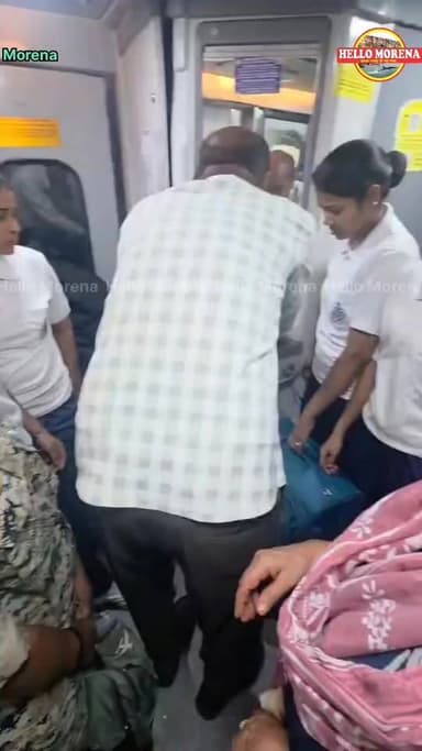 ट्रेन में बिठा दीं महिला पुलिसकर्मी, कन्फर्म नहीं हुआ था रिजर्वेशन, टॉयलेट के पास खड़े होकर करना पड़ा 11 घंटे का सफर👇
हुआ ये कि मुरैना से नई भर्ती हुईं महिला सिपाहियों को ट्रेनिंग के लिए रविवार की शाम इंदौर स्थित पुलिस ट्रेनिंग स्कूल के लिए रवाना किया गया, लेकिन मुरैना पुलिस लाइन ने इनका टिकट कन्फर्म कराए बिना ही इंदौर रवाना कर दिया।
इन्हें मुरैना से वहां द्वारा ग्वालियर भेजा। वहां से ये ट्रेन में चढ़ीं, लेकिन सीट नहीं मिली। तो उन्हें टॉयलेट के पास के खड़े होकर यात्रा करनी पड़ी।