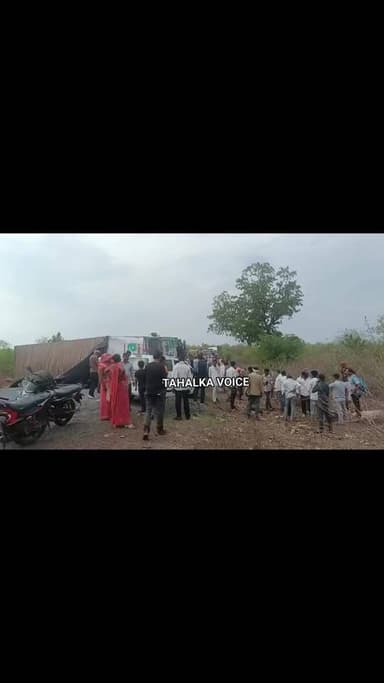 बिजली मीटरों से भरा ट्राला पलटा, दमोह-छतरपुर हाईवे पर लगा भारी जाम
छोटी चढ़ाई पर हुआ हादसा, बटियागढ़-बक्सवाहा मार्ग भी प्रभावित; चालक-परिचालक को मामूली चोटें
बटियागढ़। दमोह-छतरपुर मुख्य मार्ग पर बटियागढ़ के आगे छोटी चढ़ाई के पास रविवार को बिजली मीटरों से भरा ट्राला पलट गया। हादसे के बाद हाईवे पर दोनों ओर वाहनों की लंबी कतारें लग गईं और यातायात घंटों प्रभावित रहा। ट्राला मुरादाबाद से बिजली विभाग के मीटर लेकर रायपुर जा रहा था।
प्रत्यक्षदर्शियों के अनुसार ट्राला छोटी चढ़ाई पर पहुंचते ही अनियंत्रित हो गया और सड़क पर पलट गया। पलटने के बाद ट्राले में रखे बिजली मीटर सड़क किनारे बिखर गए। घटना के बाद हाईवे पर अफरा-तफरी की स्थिति बन गई। भारी वाहन, यात्री बसें और निजी वाहन जाम में फंस गए।
सूचना मिलने पर पुलिस और प्रशासनिक अमला मौके पर पहुंचा। अधिकारियों ने राहत एवं बचाव कार्य शुरू कराया तथा सड़क से ट्राला हटाने और यातायात बहाल करने के प्रयास किए। ट्राला चालक और परिचालक को मामूली चोटें आई हैं, जिन्हें प्राथमिक उपचार दिया गया। हादसे में किसी प्रकार की जनहानि नहीं हुई।
ट्राला पलटने से दमोह-छतरपुर मार्ग के साथ बटियागढ़-बक्सवाहा मार्ग का यातायात भी प्रभावित हुआ। जाम में फंसे यात्रियों और वाहन चालकों को काफी परेशानी का सामना करना पड़ा। प्रशासन मार्ग को जल्द सामान्य करने में जुटा रहा।