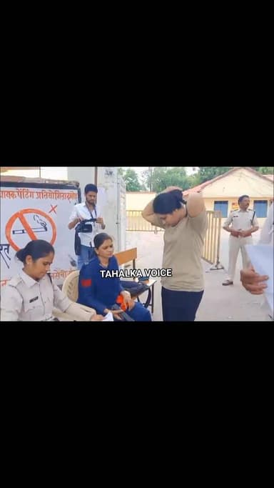 केंद्रीय विद्यालय सहित 3 केंद्रों में कड़ी सुरक्षा के बीच नीट परीक्षा का आयोजन, थ्री लेयर सिक्योरिटी के बीच केंद्र में प्रवेश शुरू
सीसीटीवी से की जा रही सतत निगरानी, विभिन्न केंद्रों पर भारी पुलिस बल मौजूद
दमोह। जिले में आज रविवार सुबह 11 बजे से नीट परीक्षा के लिए छात्र छात्राओं का केंद्र में प्रवेश शुरू हो गया है। जिले में उत्कृष्ट विद्यालय, पीजी कॉलेज और जेपीबी स्कूल सहित तीन परीक्षा केंद्र बनाए गए हैं। इन केंद्रों पर जिले के कुल 1147 परीक्षार्थी परीक्षा में शामिल होंगे। परीक्षार्थी रिपोर्टिंग समय सुबह 11:30 बजे से पहले अपने-अपने केंद्रों पर पहुंचना शुरू हो गए। अंतिम प्रवेश दोपहर 1:30 बजे तक दिया जाएगा।
कलेक्टर प्रताप नारायण यादव ने परीक्षार्थियों से समय पर केंद्र पहुंचने की अपील की थी। परीक्षा केंद्रों पर छात्र-छात्राओं को थ्री लेयर सिक्योरिटी से गुजरने के बाद प्रवेश दिया जा रहा है। सभी केंद्रों पर सीसीटीवी कैमरे लगाए गए हैं तथा अधिकारियों की सतत निगरानी में परीक्षा संपन्न कराई जाएगी।
कलेक्टर प्रताप सिंह जी यादव और पुलिस अधीक्षक आनंद कलादगि ने केंद्रों का निरीक्षण कर व्यवस्थाओं का जायजा लिया था। और केंद्रों पर अभिभावकों के बैठने के लिए टेंट और पेयजल की व्यवस्था के निर्देश भी दिए थे। लेकिन केंद्रों पर व्यापक प्रबंध नहीं दिखे और अभिभावक परीक्षा केंद्रों के बाहर भटकते नजर आए।
बिजली बाधित होने की स्थिति में केंद्रों पर जनरेटर की व्यवस्था भी की गई है। पुलिस बल की तैनाती के साथ परीक्षा को शांतिपूर्ण एवं व्यवस्थित ढंग से कराने की तैयारी पूरी कर ली गई है। वही कंट्रोल रूम के माध्यम से केंद्रों पर लगाए गए सीसीटीवी कैमरों की निगरानी की जा रही है।