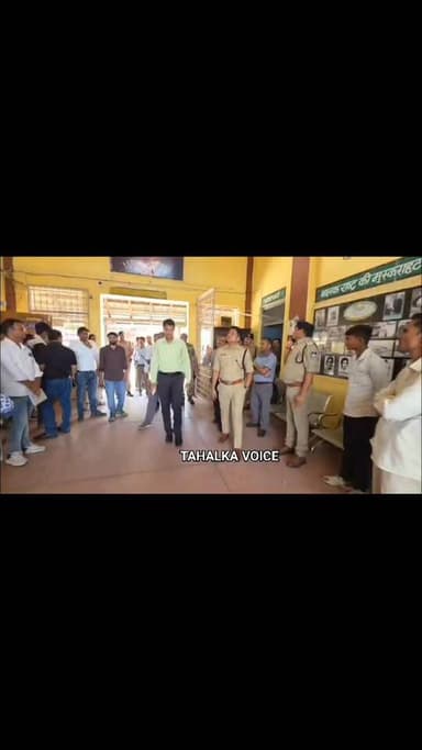 नीट परीक्षा की तैयारियों का कलेक्टर-एसपी ने लिया जायजा, तीन केंद्रों पर 1147 परीक्षार्थी देंगे परीक्षा
अभिभावकों के लिए टेंट, पेयजल व जनरेटर की व्यवस्था; 11:30 बजे से प्रवेश, 1:30 बजे के बाद एंट्री बंद
दमोह। राष्ट्रीय पात्रता सह प्रवेश परीक्षा (नीट) के शांतिपूर्ण और व्यवस्थित आयोजन के लिए जिला प्रशासन ने तैयारियां पूरी कर ली हैं। रविवार को होने वाली परीक्षा से पहले शनिवार दोपहर कलेक्टर प्रताप नारायण यादव और पुलिस अधीक्षक आनंद कलादगी ने परीक्षा केंद्रों का निरीक्षण कर व्यवस्थाओं का जायजा लिया। अधिकारियों ने सुरक्षा, प्रवेश व्यवस्था, पेयजल, बिजली, अभिभावकों के बैठने और यातायात व्यवस्था को लेकर आवश्यक निर्देश दिए।
कलेक्टर ने एक्सीलेंस स्कूल स्थित परीक्षा केंद्र का निरीक्षण किया। उन्होंने बताया कि जिले में नीट के लिए तीन परीक्षा केंद्र बनाए गए हैं, जहां कुल 1147 परीक्षार्थी परीक्षा देंगे। विद्यार्थियों का केंद्रों पर प्रवेश सुबह 11:30 बजे से शुरू होगा और दोपहर 1:30 बजे तक ही प्रवेश दिया जाएगा। इसके बाद किसी भी परीक्षार्थी को केंद्र में प्रवेश नहीं मिलेगा।
कलेक्टर ने कहा कि विद्यार्थियों की सुविधा के लिए प्रवेश प्रक्रिया में 15 मिनट का अतिरिक्त समय रखा गया है। केंद्रों पर पर्याप्त पेयजल की व्यवस्था की गई है। परीक्षा देने आए विद्यार्थियों के अभिभावकों को धूप में इंतजार न करना पड़े, इसके लिए अलग से टेंट लगाए जा रहे हैं।
निरीक्षण के दौरान बिजली व्यवस्था की भी समीक्षा की गई। कलेक्टर ने बताया कि बिजली आपूर्ति बाधित होने की स्थिति में जनरेटर की वैकल्पिक व्यवस्था की गई है, ताकि परीक्षा संचालन प्रभावित न हो। केंद्रों पर साफ-सफाई, बैठने की व्यवस्था और प्रवेश द्वार पर जरूरी सुविधाएं सुनिश्चित करने के निर्देश दिए गए।
पुलिस अधीक्षक आनंद कलादगी ने परीक्षा केंद्रों की सुरक्षा व्यवस्था का निरीक्षण किया। उन्होंने पुलिस अधिकारियों और जवानों को परीक्षा अवधि में सतर्क ड्यूटी, भीड़ नियंत्रण तथा यातायात व्यवस्था सुचारु रखने के निर्देश दिए। निरीक्षण के दौरान एएसपी सुजीत सिंह भदोरिया, एसडीएम सौरव गंधर्व और जिला शिक्षा अधिकारी एसके नेमा सहित अधिकारी मौजूद रहे।