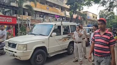 हजारीबाग: पुलिस अधीक्षक हजारीबाग के आदेशानुसार पुलिस निरीक्षक सह थाना प्रभारी सदर के द्वारा शहर थाना के शहरी क्षेत्र के विभिन्न चौक चौराहों पर माईकिंग के द्वारा सोने चांदी के आभूषण चमकने या झार फूंक करने के नाम पर किसी अनजान व्यक्ति को गहने नहीं देने के संबंध में जागरूक किया गया।