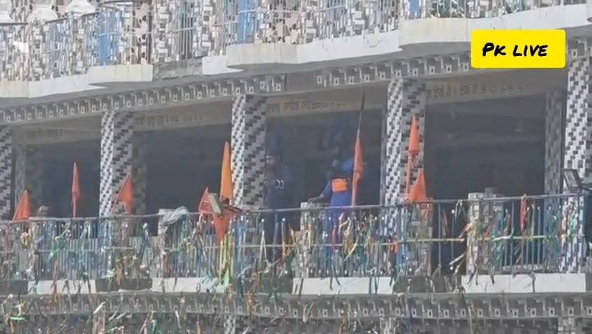 बिग ब्रेकिंग: नगरासू गुरुद्वारा प्रकरण पर प्रशासन का बड़ा बयान। #नगरासुप्रकरण #निहंग #सिक्ख #अपडेट
डीएम विशाल मिश्रा और पुलिस अधीक्षक नीहारिका तोमर ने कहा है कि चारधाम यात्रा और श्री हेमकुंड साहिब यात्रा पर इस घटना का कोई प्रभाव नहीं पड़ा है। सभी यात्रा मार्ग खुले हैं और यात्रियों की सुरक्षा एवं शांति व्यवस्था बनाए रखने के लिए पर्याप्त पुलिस बल तैनात किया गया है।