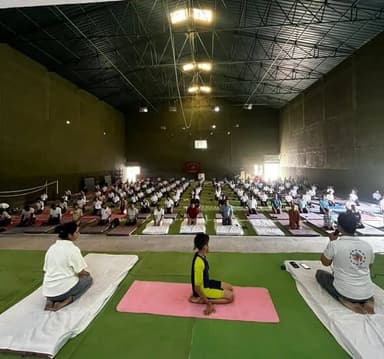 अंतर्राष्ट्रीय योग दिवस 2026 पर एनसीसी कैडेटों ने किया सामूहिक योगाभ्यास
==============================================================
12वें अंतर्राष्ट्रीय योग दिवस के अवसर पर डेनियलसन डिग्री कॉलेज, छिंदवाड़ा में एनसीसी के तत्वावधान में सामूहिक योगाभ्यास कार्यक्रम का आयोजन किया गया। कार्यक्रम का आयोजन एनसीसी के कमांडिंग ऑफिसर अमनप्रीत सिंह के मार्गदर्शन में तथा सुबेदार चरण सिंह एवं कॉलेज की प्राचार्य की उपस्थिति में संपन्न हुआ।
कार्यक्रम में योगाचार्य श्री हेमंत माहोरे द्वारा योगाभ्यास कराया गया। इस अवसर पर लेफ्टिनेंट श्री माइक प्रकाश, पोस्ट ऑफिसर नीतू कालभोर, सेकंड ऑफिसर मुकेश कुरमेती, सुबेदार आर.डी. सवार, वी.एच.एम. निर्मल गुरुग, श्री सुभाष चंद्र एवं श्री गुरप्रीत सिंह सहित डेनियलसन डिग्री कॉलेज के शिक्षक-शिक्षिकाएं उपस्थित थे।
कार्यक्रम में लगभग 250 से 300 एनसीसी कैडेटों ने उत्साहपूर्वक सहभागिता करते हुए सामूहिक योग क्रियाएं कीं। योग दिवस का आयोजन इस वर्ष की थीम “स्वस्थ आयु के लिए योग” के अनुरूप किया गया, जिसमें प्रतिभागियों को नियमित योग के माध्यम से स्वस्थ एवं संतुलित जीवनशैली अपनाने का संदेश दिया गया। सामूहिक योगाभ्यास के माध्यम से कैडेटों एवं उपस्थितजनों ने योग को दैनिक जीवन का हिस्सा बनाने तथा स्वास्थ्य संवर्धन के प्रति जागरूक रहने का संकल्प लिया।