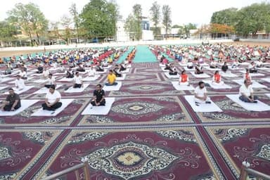 योगमय हुआ छिंदवाड़ा : 12वें अंतर्राष्ट्रीय योग दिवस पर जिलेभर में 68 हजार से अधिक लोगों ने किया योगाभ्यास
पुलिस ग्राउंड में आयोजित जिला स्तरीय कार्यक्रम में 1300 से अधिक लोगों ने एक साथ योग कर स्वस्थ एवं निरोगी जीवन का संदेश दिया
===============================================================
12वें अंतर्राष्ट्रीय योग दिवस के अवसर पर रविवार 21 जून 2026 को पूरा छिंदवाड़ा योगमय नजर आया। जिला प्रशासन एवं आयुष विभाग के संयुक्त तत्वावधान में पुलिस ग्राउंड छिंदवाड़ा में आयोजित जिला स्तरीय सामूहिक योगाभ्यास कार्यक्रम में जनप्रतिनिधियों, अधिकारियों, कर्मचारियों, विद्यार्थियों और आम नागरिकों सहित लगभग 1,344 लोगों ने एक साथ योगाभ्यास कर स्वस्थ एवं निरोगी जीवन का संदेश दिया। इस वर्ष अंतर्राष्ट्रीय योग दिवस की थीम "स्वस्थ आयु के लिए योग (योगा फॉर हेल्दी एजिंग)" रही।
कार्यक्रम का शुभारंभ मां सरस्वती के पूजन एवं अतिथियों के स्वागत के साथ हुआ। कार्यक्रम के मुख्य अतिथि छिंदवाड़ा सांसद श्री विवेक बंटी साहू थे, जबकि विशिष्ट अतिथि के रूप में श्री शेषराव यादव एवं छिंदवाड़ा नगर निगम के महापौर श्री विक्रम अहके मौजूद थे। कार्यक्रम में कलेक्टर श्री हरेन्द्र नारायन, पुलिस अधीक्षक श्री अजय पाण्डेय, अपर कलेक्टर श्री धीरेन्द्र सिंह, एसडीएम छिंदवाड़ा श्री सुधीर जैन सहित विभिन्न विभागों के अधिकारी, कर्मचारी, जनप्रतिनिधि, सामाजिक संगठनों के प्रतिनिधि, विभिन्न संस्थाओं के पदाधिकारी, विभिन्न खेलों के खिलाड़ी, विद्यार्थी एवं बड़ी संख्या में आम नागरिक उपस्थित थे।
योग केवल व्यायाम नहीं, जीवन जीने की कला : सांसद श्री विवेक बंटी साहू- सांसद श्री विवेक बंटी साहू ने अंतर्राष्ट्रीय योग दिवस की शुभकामनाएं देते हुए कहा कि प्रधानमंत्री श्री नरेंद्र मोदीजी के प्रयासों से योग को विश्वव्यापी सम्मान प्राप्त हुआ है। उन्होंने कहा कि योग केवल व्यायाम नहीं, बल्कि जीवन जीने की कला और एक संपूर्ण जीवनशैली है। स्वस्थ शरीर, सकारात्मक सोच और सशक्त राष्ट्र के निर्माण में योग की महत्वपूर्ण भूमिका है। उन्होंने सभी से योग को नियमित दिनचर्या में शामिल करने का आह्वान किया।
योग भारत की अमूल्य धरोहर : श्री शेषराव यादव- श्री शेषराव यादव ने कहा कि योग हमारे ऋषि-मुनियों की ऐसी महान देन है, जिसने सदियों से लोगों को स्वस्थ और संतुलित जीवन जीने की प्रेरणा दी है। उन्होंने कहा कि प्रधानमंत्री श्री नरेंद्र मोदी के प्रयासों से योग को वैश्विक पहचान मिली है और आज पूरा विश्व इसकी महत्ता को स्वीकार कर रहा है। उन्होंने सभी से योग को जीवन का हिस्सा बनाने का आह्वान किया।
योग स्वस्थ जीवन की आधारशिला : कलेक्टर श्री नारायन - कलेक्टर श्री हरेंद्र नारायन ने सभी प्रतिभागियों का स्वागत करते हुए कहा कि योग केवल शारीरिक स्वास्थ्य ही नहीं, बल्कि मानसिक एवं भावनात्मक संतुलन का भी प्रभावी माध्यम है। उन्होंने नियमित योगाभ्यास को स्वस्थ समाज के निर्माण के लिए आवश्यक बताया।
"करें योग, रहें निरोग" का दिया संदेश - आयुष विभाग की डॉ. कोहल जायसवाल ने कहा कि आधुनिक जीवन की भागदौड़ और तनावपूर्ण परिस्थितियों में योग मानसिक शांति एवं शारीरिक स्वास्थ्य का सबसे सरल और प्रभावी उपाय है। वहीं विद्यार्थी लक्ष्य जोशी ने कहा कि योग हमें स्वस्थ, सक्रिय और अनुशासित जीवन जीने की प्रेरणा देता है तथा मन और शरीर दोनों को सशक्त बनाता है।
देवगढ़ किले से गांव-गांव तक गूंजा योग का संदेश- आयुष विभाग के अंतर्गत जिले के समस्त आयुष संस्थानों एवं आयुष्मान आरोग्य मंदिरों द्वारा भी विशेष योग कार्यक्रम आयोजित किए गए। ऐतिहासिक देवगढ़ किला, धूसावानी, काजरा, विभिन्न होमस्टे, ग्रामीण एवं शहरा क्षेत्रों में भी जनप्रतिनिधियों तथा नागरिकों की सहभागिता से सामूहिक योगाभ्यास कराया गया।
इन संस्थाओं का रहा विशेष सहयोग - जिले भर में योग दिवस की गतिविधियों के आयोजन में शासकीय विभागों के साथ ही विभिन्न स्वयं सेवी संस्थाओं का भी विशेष योगदान रहा। इन संस्थाओं में मध्यप्रदेश योग आयोग जिला एवं विकासखंड समिति छिंदवाड़ा, भारत स्वाभिमान ट्रस्ट, पतंजलि योग समिति, महिला पतंजलि योग समिति, युवा भारत छिंदवाड़ा, किसान सेवा समिति छिंदवाड़ा, अखिल विश्व गायत्री परिवार, आर्ट ऑफ लिविंग, पतंजलि चिकित्सालय शनिचरा छिंदवाड़ा, रोटरी क्लब, लायंस क्लब, जिला स्काउट गाइड शामिल हैं। जनप्रतिनिधिगण, योग मास्टर ट्रेनर श्रीमती संगीता बैंडे, श्री चंद्रकांत भुसारे, डॉ पवन नेमा का सहयोग भी विशेष रूप से रहा।
68 हजार से अधिक लोगों ने लिया योग का लाभ- जिला मुख्यालय के साथ-साथ सभी विकासखंडों में आयोजित योग कार्यक्रमों में व्यापक जनभागीदारी देखने को मिली। जिलेभर में आयोजित गतिविधियों के माध्यम से लगभग 68,243 लोगों ने योगाभ्यास कर स्वस्थ जीवन का संकल्प लिया।
कार्यक्रम के दौरान कोलकाता में आयोजित राष्ट्रीय समारोह का सीधा प्रसारण भी देखा गया तथा प्रधानमंत्री श्री नरेंद्र मोदी के संबोधन को सामूहिक रूप से सुना गया। योग दिवस के इस भव्य आयोजन ने छिंदवाड़ा जिले में स्वास्थ्य, जागरूकता और जनसहभागिता का नया संदेश दिया।