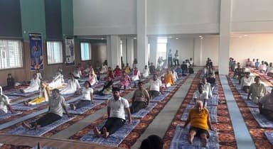 विकासखंड परासिया में अंतर्राष्ट्रीय योग दिवस का भव्य एवं सफल आयोजन
==============================================================
जिले के विकासखंड परासिया में 12वें अंतर्राष्ट्रीय योग दिवस का अत्यंत गरिमामय एवं सफल आयोजन किया गया। कार्यक्रम में मुख्य अतिथि के रूप में पूर्व विधायक श्री ताराचंद बावरिया, विधानसभा प्रभारी श्रीमती ज्योति डहेरिया एवं जिला पंचायत सदस्य श्री अरुण यदुवंशी विशेष रूप से उपस्थित थे। कार्यक्रम का संचालन अनुविभागीय अधिकारी परासिया श्री शुभम कुमार यादव (आईएएस) की गरिमामय उपस्थिति एवं कुशल मार्गदर्शन में संपन्न हुआ।
कार्यक्रम के सफल आयोजन में नोडल अधिकारी के रूप में आयुर्वेद चिकित्सा अधिकारी उमरेठ, मुख्य कार्यपालन अधिकारी जनपद पंचायत परासिया तथा मुख्य कार्यपालन अधिकारी नगरीय निकाय परासिया की महत्वपूर्ण भूमिका रही।
भारत सरकार के आयुष मंत्रालय द्वारा निर्धारित कॉमन योग प्रोटोकॉल के अनुसार अनुभवी योग प्रशिक्षक श्री राजेश चंद्रवंशी, विकासखंड योग समिति की अध्यक्षा श्रीमती दुर्गा देशमुख एवं योग प्रभारी श्री सुखदास सरेयाम द्वारा उपस्थित जनसमुदाय को योगाभ्यास, प्राणायाम एवं ध्यान का विधिवत अभ्यास कराया गया। कार्यक्रम को सफल बनाने में बीआरसी, सीएम राइज विद्यालय के प्राचार्य, शिक्षकगण, आयुष विभाग तथा क्षेत्र के विभिन्न शासकीय विभागों के अधिकारी-कर्मचारियों का सक्रिय एवं सराहनीय सहयोग रहा।
योग शिविर में स्वास्थ्य एवं जागरूकता के प्रति लोगों में विशेष उत्साह देखने को मिला। कार्यक्रम में कुल 297 लोगों ने भाग लिया, जिनमें विभिन्न विद्यालयों के 180 छात्र-छात्राएं शामिल रहे। सभी प्रतिभागियों ने योग के विभिन्न आसनों का अभ्यास किया। समापन अवसर पर उपस्थित जनों को दैनिक जीवन में योग को अपनाने तथा निरोगी रहने का संकल्प दिलाया गया। कार्यक्रम के अंत में आयोजन समिति द्वारा सभी अतिथियों, प्रबुद्ध नागरिकों, शासकीय सेवकों एवं छात्र-छात्राओं के प्रति आभार व्यक्त किया गया।