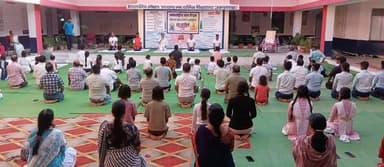 12वें अंतर्राष्ट्रीय योग दिवस पर शासकीय मॉडल हायर सेकेंडरी स्कूल अमरवाड़ा में भव्य आयोजन
=============================================================
12वें अंतर्राष्ट्रीय योग दिवस के अवसर पर 21 जून 2026 को शासकीय मॉडल हायर सेकेंडरी स्कूल अमरवाड़ा में योग कार्यक्रम का सफल आयोजन किया गया। कार्यक्रम में कुल 105 प्रतिभागियों ने उत्साहपूर्वक भाग लेकर योगाभ्यास किया तथा स्वस्थ जीवन के लिए योग को अपनाने का संकल्प लिया।
योग प्रशिक्षकों द्वारा प्रतिभागियों को विभिन्न योगासन एवं प्राणायाम का अभ्यास कराया गया तथा योग के शारीरिक एवं मानसिक लाभों की जानकारी दी गई। उपस्थित अतिथियों ने अपने संबोधन में योग को दैनिक जीवन का अभिन्न हिस्सा बनाने का संदेश दिया।
इस अवसर पर योग के प्रति जागरूकता बढ़ाने के उद्देश्य से प्रतिभागियों का टोल फ्री नंबर 18003157008 पर पंजीकरण भी कराया गया। कार्यक्रम का उद्देश्य आमजन को योग के प्रति जागरूक करना एवं स्वस्थ जीवनशैली को बढ़ावा देना रहा। कार्यक्रम का सफल संचालन आयुष विभाग के सहयोग से संपन्न हुआ।