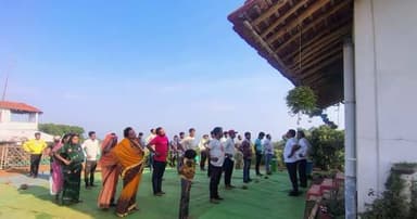तामिया के पर्यटन ग्राम मोयापानी में मनाया गया अंतर्राष्ट्रीय योग दिवस
आयुष विभाग की सक्रियता से संपन्न हुआ कार्यक्रम
==========================================================
12वें अंतर्राष्ट्रीय योग दिवस के अवसर पर जिले के विकासखंड तामिया के पर्यटन ग्राम धूसावानी (मोयापानी) में मध्यप्रदेश पर्यटन विकास विभाग के सहयोग से निर्मित होम स्टे कैम्पस में योग दिवस कार्यक्रम का आयोजन किया गया। कार्यक्रम जिला आयुष अधिकारी डॉ.प्रमिला यावतकर के निर्देशन तथा आयुर्वेद चिकित्सा अधिकारी श्रीमती भावना कोलारे एवं डॉ. रेनू सूर्यवंशी के नेतृत्व में आयोजित किया गया।
कार्यक्रम में योग प्रशिक्षक श्री सुभाष मिनोटे ने ग्रामीणों को कॉमन योग प्रोटोकॉल के अंतर्गत योग, सूक्ष्म व्यायाम, विभिन्न आसन, प्राणायाम एवं ध्यान का अभ्यास कराया। ग्रामीणों ने उत्साहपूर्वक योग क्रियाओं में सहभागिता करते हुए योग के महत्व एवं स्वास्थ्य लाभों की जानकारी प्राप्त की तथा नियमित योगाभ्यास करने का संकल्प लिया।
इस अवसर पर ग्राम पंचायत धूसावानी के पूर्व सरपंच श्री बलदेव धुर्वे, सचिव श्री भागीरथ उईके, सहायक सचिव श्री त्रिपाल इरपाची, अधिवक्ता श्री सुनील बट्टी, पर्यटन समिति के अध्यक्ष श्री आकाश सरयम, उपाध्यक्ष श्री मिथिलेश मरकाम, सतपुड़ा सेल्फ रिलायंट के संचालक श्री अजय खोबरे एवं होम स्टे संचालिका सुश्री जयपाली मरकाम सहित 48 लोगों ने सहभागिता करते हुए योग, प्राणायाम, सूक्ष्म व्यायाम एवं ध्यान का अभ्यास किया। कार्यक्रम के माध्यम से ग्रामीणों को स्वस्थ जीवनशैली अपनाने तथा दैनिक जीवन में योग को शामिल करने के लिए प्रेरित किया गया।