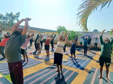 अंतर्राष्ट्रीय योग दिवस पर जिला न्यायालय, तहसील न्यायालयों एवं जिला जेल में योग कार्यक्रम आयोजित, न्यायाधीशों, अधिवक्ताओं, कर्मचारियों और बंदियों ने किया योगाभ्यास।
प्रधान जिला एवं सत्र न्यायाधीश कु. संघरत्ना भतपहरी ने कहा, नियमित योग स्वस्थ जीवनशैली, मानसिक शांति और शारीरिक मजबूती का आधार है।