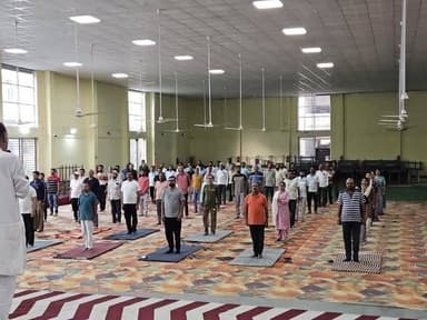 सिवनी मालवा में उपखंड स्तरीय अंतर्राष्ट्रीय योग दिवस कार्यक्रम का सफल आयोजन
कुसुम महाविद्यालय सिवनी मालवा में सैकड़ों लोगों ने किया सामूहिक योगाभ्यास
अंतर्राष्ट्रीय योग दिवस के अवसर पर सिवनी मालवा स्थित कुसुम महाविद्यालय परिसर में उपखंड स्तरीय भव्य योग कार्यक्रम का सफल आयोजन किया गया। कार्यक्रम में क्षेत्र के सैकड़ों नागरिकों, विद्यार्थियों, अधिकारियों एवं जनप्रतिनिधियों ने उत्साहपूर्वक सहभागिता कर योग को अपनी दिनचर्या का हिस्सा बनाने का संकल्प लिया। कार्यक्रम में मुख्य रूप से एसडीएम सिवनी मालवा श्री विजय राय, तहसीलदार श्री नितिन झोड़, थाना प्रभारी श्री सुधाकर बारस्कर, मुख्य नगरपालिका अधिकारी श्री अमर सिंह उइके सहित विभिन्न विभागों के अधिकारी-कर्मचारी एवं गणमान्य नागरिक उपस्थित रहे। जनप्रतिनिधियों की गरिमामयी उपस्थिति ने कार्यक्रम की शोभा बढ़ाई।
योग सत्र का संचालन सिवनी मालवा के वरिष्ठ एवं सेवानिवृत्त शिक्षक श्री रघुवंशी द्वारा किया गया। उन्होंने प्रतिभागियों को योग के महत्व से अवगत कराते हुए विभिन्न योगासन, प्राणायाम एवं ध्यान की विधियों का अभ्यास कराया। इस दौरान उपस्थित जनसमूह ने सामूहिक रूप से सूर्य नमस्कार सहित अनेक योग मुद्राओं का अभ्यास किया। कार्यक्रम में वक्ताओं ने कहा कि योग भारतीय संस्कृति की अमूल्य धरोहर है, जो व्यक्ति को शारीरिक, मानसिक एवं आध्यात्मिक रूप से स्वस्थ रखने में महत्वपूर्ण भूमिका निभाता है। नियमित योगाभ्यास से तनावमुक्त एवं संतुलित जीवन की प्राप्ति संभव है।
कार्यक्रम के अंत में सभी जनप्रतिनिधियों, प्रशासनिक अधिकारियों, योग गुरु श्री रघुवंशी तथा उपस्थित नागरिकों के प्रति आभार व्यक्त किया गया। उत्साह, अनुशासन और जनभागीदारी से परिपूर्ण इस उपखंड स्तरीय अंतर्राष्ट्रीय योग दिवस कार्यक्रम का सफलतापूर्वक समापन हुआ।
#yoga CM Madhya Pradesh Dr Mohan Yadav Jansampark Madhya Pradesh General Administration Department, MP Department of Sports & Youth Welfare, Madhya Pradesh
Department of Higher Education, Madhya Pradesh