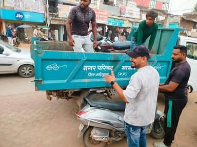 💠कलेक्टर श्री सोमेश मिश्रा के निर्देशानुसार माखननगर के मुख्य बाजार क्षेत्र में की गई अतिक्रमण हटाने की कार्रवाई
➡️ कलेक्टर श्री सोमेश मिश्रा के निर्देशानुसार माखन नगर में पिपरिया-नर्मदापुरम मार्ग स्थित मुख्य बाजार क्षेत्र में अतिक्रमण हटाने की कार्रवाई की गई। बाजार क्षेत्र में दुकानदारों द्वारा सड़कों पर सामान रखे जाने तथा अव्यवस्थित वाहन पार्किंग के कारण आवागमन प्रभावित हो रहा था, जिससे आम नागरिकों एवं वाहन चालकों को परेशानी का सामना करना पड़ रहा था।
यातायात व्यवस्था को सुचारु एवं सुरक्षित बनाए रखने के उद्देश्य से पुलिस विभाग, राजस्व विभाग तथा स्थानीय प्रशासन की संयुक्त टीम द्वारा अतिक्रमण हटाने की कार्रवाई की गई। अधिकारियों ने सड़क किनारे रखे गए सामान को हटवाया तथा दुकानदारों को भविष्य में सड़क पर सामग्री न रखने एवं निर्धारित स्थानों पर ही व्यापारिक गतिविधियां संचालित करने की समझाइश दी। प्रशासन द्वारा वाहन चालकों को भी निर्धारित स्थानों पर पार्किंग करने के लिए प्रेरित किया गया, जिससे मुख्य मार्ग पर यातायात बाधित न हो। कार्रवाई के दौरान अधिकारियों ने स्पष्ट किया कि सार्वजनिक मार्गों पर अतिक्रमण किसी भी स्थिति में बर्दाश्त नहीं किया जाएगा तथा आवश्यकता पड़ने पर आगे भी नियमित रूप से अभियान चलाया जाएगा।
#narmadapuram CM Madhya Pradesh Dr Mohan Yadav Jansampark Madhya Pradesh General Administration Department, MP Department of Urban Development & Housing MP Home Department of Madhya Pradesh