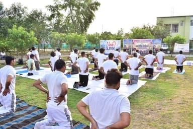 योग दिवस पर एसटीपीएल चौसा में हुआ विशेष आयोजन, कर्मचारियों ने सीखी स्वस्थ जीवनशैली की सीख
मुख्य वित्त अधिकारी नवीन कुमार झा ने किया कार्यक्रम का शुभारंभ
योग प्रशिक्षक अजय कुमार के निर्देशन में कराया गया अभ्यास
बक्सर टॉप न्यूज़, बक्सर : अंतर्राष्ट्रीय योग दिवस के अवसर पर एसटीपीएल, चौसा के कार्यालय परिसर में भव्य योग कार्यक्रम का आयोजन किया गया. कार्यक्रम का आयोजन एसटीपीएल के मुख्य कार्यकारी अधिकारी पुलक कुमार मुखोपाध्याय के मार्गदर्शन में किया गया.
कार्यक्रम का शुभारंभ एसटीपीएल के मुख्य वित्त अधिकारी नवीन कुमार झा ने दीप प्रज्ज्वलित कर किया. इसके बाद योग प्रशिक्षक अजय कुमार के निर्देशन में योग प्रशिक्षण सत्र आयोजित हुआ, जिसमें प्रतिभागियों को विभिन्न योगासनों, प्राणायाम एवं ध्यान की तकनीकों का अभ्यास कराया गया.
कार्यक्रम का मुख्य उद्देश्य कर्मचारियों में शारीरिक एवं मानसिक स्वास्थ्य के प्रति जागरूकता बढ़ाना तथा स्वस्थ जीवनशैली को प्रोत्साहित करना था. प्रशिक्षण सत्र के दौरान योग के नियमित अभ्यास से होने वाले लाभों की भी विस्तार से जानकारी दी गई.
इस अवसर पर एसटीपीएल प्रबंधन ने कहा कि योग हमारी भारतीय परंपरा का अभिन्न हिस्सा है. यह जीवन में संतुलन, अनुशासन और मानसिक शांति स्थापित करने का प्रभावी माध्यम है. योग व्यक्ति को शारीरिक रूप से स्वस्थ और मानसिक रूप से सशक्त बनाता है.
कार्यक्रम में विभिन्न विभागों के अधिकारियों एवं कर्मचारियों ने उत्साहपूर्वक भाग लिया और नियमित योगाभ्यास करने का संकल्प लिया. धन्यवाद ज्ञापन के साथ कार्यक्रम का समापन किया गया.