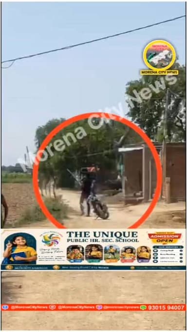 पैसों का तगादा करने गए युवक पर फा.यरिंग, वीडियो वायरल, आरोपी फरार
अम्बाह थाना क्षेत्र के रुअर गांव में पैसों के लेन-देन को लेकर हुए विवाद में एक युवक पर कथित तौर पर रायफल से फा.यरिंग कर दी गई। पीड़ित इन्द्रगोपाल सिंह तोमर बकाया 7 हजार रुपये मांगने गया था। आरोप है कि राहुल उर्फ लल्लू तोमर ने गाली-गलौज के बाद उस पर गो.ली चला दी। घटना का वीडियो वायरल होने के बाद पुलिस ने आरोपी के खिलाफ मामला दर्ज कर लिया है। आरोपी फिलहाल फरार है और पुलिस उसकी तलाश कर रही है।
#Ambah #Morena #FiringCase #RuarVillage #CrimeNews #MadhyaPradesh #PoliceAction