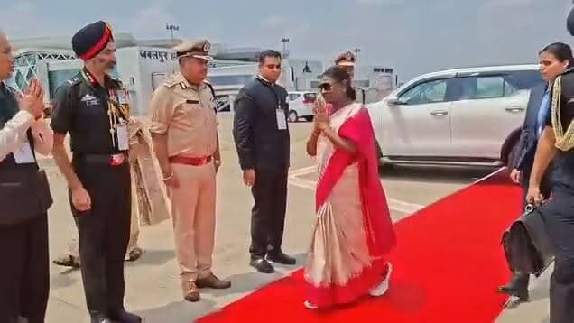 🇮🇳 #राष्ट्रपति श्रीमती #द्रौपदी_मुर्मू को #डुमना #विमानतल पर भावभीनी विदाई 🇮🇳
#जबलपुर के डुमना विमानतल पर देश की माननीय राष्ट्रपति श्रीमती द्रौपदी मुर्मू जी को आज भावपूर्ण एवं गरिमामय विदाई दी गई। इस अवसर पर जनप्रतिनिधियों, प्रशासनिक अधिकारियों एवं गणमान्य नागरिकों ने उपस्थित होकर उनका अभिवादन किया और उनके प्रति सम्मान व्यक्त किया।
राष्ट्रपति महोदया की सादगी, विनम्रता और जनसेवा के प्रति समर्पण ने सभी को गहराई से प्रभावित किया। उनकी उपस्थिति ने पूरे क्षेत्र में गौरव और प्रेरणा का वातावरण निर्मित किया।
देश के सर्वोच्च पद पर आसीन होकर भी उनकी सहजता और आत्मीयता हम सभी के लिए प्रेरणास्रोत है।
#DroupadiMurmu #PresidentOfIndia #Jabalpur #DumnaAirport #Respect #PrideOfIndia 🇮🇳