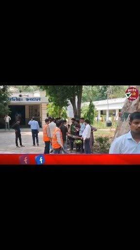 NEET परीक्षा शुरू, पलामू के केंद्रों पर उमड़ी अभ्यर्थियों की भारी भीड़