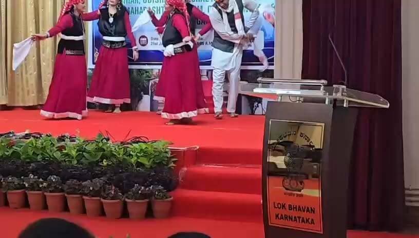 🏔️ बेंगलुरु में गूंजा देवभूमि का गौरव! 🌟
हिमाचल से हजारों किलोमीटर दूर कर्नाटक राजभवन में बिखरे हिमाचली संस्कृति के रंग! ❤️✨
न्यूज 123 रिपोर्ट:- @।।(अतुल वर्मा)।। एक भारत, श्रेष्ठ भारत’ की खूबसूरत मिसाल पेश करते हुए, बेंगलुरु के लोक भवन (राजभवन) में आयोजित भव्य राज्य स्थापना दिवस समारोह में हिमाचल प्रदेश की समृद्ध सांस्कृतिक विरासत ने सभी का दिल जीत लिया।
Himachal Karnataka Kalyana Sangha (HKKS / HimachaliInBangalore) ने इस प्रतिष्ठित मंच पर देवभूमि का गौरवशाली प्रतिनिधित्व किया।
✨ कार्यक्रम की मुख्य झलकियां:
• 🎶 Echoes of the Hills: नरेश ठाकुर और सौरव शर्मा के नेतृत्व में HKKS Folk Song Group ने मधुर हिमाचली लोकगीतों की ऐसी तान छेड़ी कि पूरा सभागार मंत्रमुग्ध हो गया।
• 💃 देव संस्कृति - एक पहाड़ी विरासत: आशीष कालिया और ऋतिक चौहान के नेतृत्व में हिमाचल लोक संस्कृति मंच ने शानदार नृत्य-नाटिका के जरिए देवभूमि की आध्यात्मिक और लोक परंपराओं को जीवंत कर दिया।
• 🎉 नाटी की धूम: कार्यक्रम का समापन पारंपरिक 'नाटी' के साथ हुआ, जिसने विभिन्न राज्यों से आए अतिथियों को झूमने पर मजबूर कर दिया।
🤝 माननीय राज्यपाल ने की सराहना
कर्नाटक के राज्यपाल थावरचंद गहलोत ने हिमाचल प्रदेश को देवभूमि बताते हुए उसकी प्राकृतिक सुंदरता, संस्कृति और राष्ट्र निर्माण में योगदान की जमकर तारीफ की। उन्होंने HKKS के प्रयासों को सराहते हुए कहा कि संस्था दो राज्यों के बीच सांस्कृतिक सेतु बनाकर राष्ट्रीय एकता को मजबूत कर रही है।
"HKKS का उद्देश्य हिमाचल से दूर रह रहे हिमाचलवासियों को अपनी जड़ों से जोड़ना और कर्नाटक व हिमाचल के बीच एक सशक्त सांस्कृतिक सेतु का निर्माण करना है।
#HimachalPradesh #DevBhoomi #HimachaliInBangalore #HKKS #EkBharatShreshthaBharat #KarnatakaRajBhavan #HimachaliCulture #Nati #PahadiSwag #NammaBengaluru #HimachalDiwas