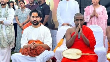 फिर भी दिल है हिंदुस्तानी श्रीलंका में बागेश्वर महाराज ने योग से दिया विश्व बंधुत्व का संदेश
छतरपुर। योग केवल शरीर को स्वस्थ रखने का माध्यम नहीं बल्कि जीवन को जोड़ने और विश्व को एक परिवार के रूप में देखने की प्रेरणा भी देता है। इसी संदेश के साथ बागेश्वर महाराज ने श्रीलंका में भारतीय उच्चायुक्त तथा श्रीलंका सरकार के अधिकारियों के साथ अंतर्राष्ट्रीय योग दिवस के अवसर पर योगाभ्यास किया।
इन दिनों बागेश्वर धाम पीठाधीश पं. धीरेंद्र शास्त्री सनातन संस्कृति का प्रचार प्रसार करने और लोगों को सनातन संस्कृति से जोड़ने के लिए श्रीलंका प्रवास पर हैं। महाराज श्री ने अपने संदेश में कहा कि योग तन और मन दोनों को स्वस्थ बनाता है। जब व्यक्ति का तन और मन अच्छा होता है तभी उसका जीवन भी बेहतर बनता है। उन्होंने कहा कि विश्व बंधुत्व, सद्भाव और मानवता की भावना का प्रारंभ योग से ही होता है।महाराज श्री ने सभी के निरोगी, स्वस्थ और सुखी जीवन की कामना करते हुए योग को दैनिक जीवन का अभिन्न हिस्सा बनाने का आह्वान किया। उन्होंने कहा कि योग भारतीय संस्कृति की अमूल्य धरोहर है, जो आज पूरी दुनिया को स्वास्थ्य और शांति का मार्ग दिखा रही है। श्रीलंका में आयोजित इस विशेष योग कार्यक्रम के दौरान बागेश्वर महाराज ने भारत की सांस्कृतिक परंपराओं और “वसुधैव कुटुम्बकम्” की भावना को भी प्रमुखता से रखा। उनके विचारों और संदेश को उपस्थित अधिकारियों ने सराहा।दुनिया के किसी भी कोने में हों, बागेश्वर महाराज के कार्यों और व्यवहार में राष्ट्रप्रेम तथा भारतीय संस्कृति के प्रति समर्पण स्पष्ट रूप से दिखाई देता है। श्रीलंका की धरती से भी उन्होंने योग के माध्यम से स्वास्थ्य, सद्भाव और विश्व कल्याण का संदेश दिया।