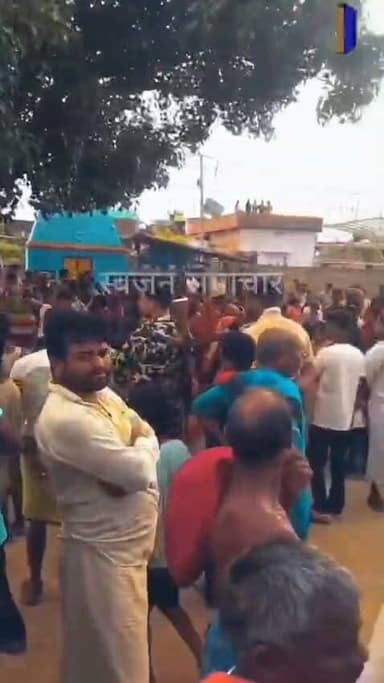 हथकड़ी पहने दूल्हे ने दुल्हन की भरी मांग, विदाई के बाद फिर पहुंचा जेल! हथकड़ी वाला दुल्हा।
#बिहार #Lakhisarai #HathkadiWalaDulha #ViralNews #UniqueWedding #BiharPolice #Trending #CrimeNews #SujanSamachar #NewsUpdate