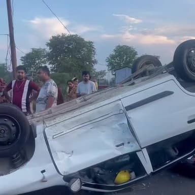 शाहपुर: रजोल 45 मील में भयंकर दुर्घटना, बीच सड़क पर पलटी कार, कार सवारों को आई चोटें, आज शाम की घटना ।