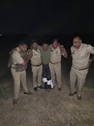 .@hathraspolice द्वारा थाना मुरसान क्षेत्र में हत्या की घटना कारित करने वाले ₹25000 के इनामिया आरोपी सुखवीर फौजी से हुई पुलिस मुठभेड़ मे आत्मरक्षार्थ की गई जबाबी फायरिंग मे आरोपी के दोनो पैरो मे गोली लगने से घायल/गिरफ्तार व कब्जे से अवैध असलहा, मृतक का पर्स व 01 मोटरसाइकिल बरामद https://t.co/44t1Wm4Dkk