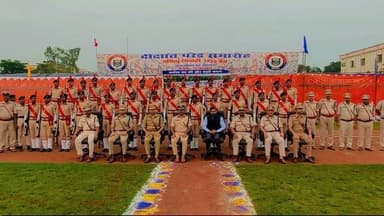किशनगंज 'शहीद असफाकउल्लाह खां स्टेडियम' में सिपाहियों के बुनियादी प्रशिक्षण की सफलपूर्णता के उपरांत दिनांक- 21 जून 2026 को दीक्षांत परेड समारोह का आयोजन किया गया। समारोह में पुलिस महानिरीक्षक, पूर्णिया क्षेत्र, पूर्णिया, जिला एवं सत्र न्यायाधीश, किशनगंज, जिलाधिकारी, किशनगंज, पुलिस अधीक्षक, किशनगंज अनुमंडल पदाधिकारी, अनुमंडल पुलिस पदाधिकारी, किशनगंज, पुलिस उपाधीक्षक (मु0)उपस्थित रहे। प्रशिक्षुओं ने उत्कृष्ट परेड का प्रदर्शन किया तथा उन्हें कर्तव्यनिष्ठा, ईमानदारी एवं राष्ट्रसेवा की शपथ दिलाई गई। प्रशिक्षण अवधि में उत्कृष्ट प्रदर्शन करने वाले प्रशिक्षुओं को सम्मानित किया गया।