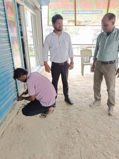 हमारी खबर का असर: पचपेड़वा में झोलाछाप डॉक्टर की फर्जी स्पेशलिस्ट क्लीनिक हुई सील, लेकिन संचालक पर अब तक एफआईआर दर्ज क्यों नहीं?
स्वास्थ्य विभाग की 'आधी-अधूरी' कार्रवाई: सीएचसी अधीक्षक ने क्लीनिक पर जड़ा ताला, पर पुलिस केस दर्ज कराने से आखिर क्यों बच रहा महकमा?
हमारी खबर का असर: फर्जी तौर पर संचालित बच्चों के स्पेशलिस्ट क्लीनिक पर सील, पर कानूनी कार्रवाई अब भी नदारद
बलरामपुर जिले के पचपेड़वा में धड़ल्ले से चल रहे फर्जी क्लीनिक के खिलाफ बलरामपुर पोस्ट द्वारा प्रमुखता से उठाई गई खबर का बड़ा असर हुआ है। मामले के तूल पकड़ने के बाद हरकत में आए स्वास्थ्य विभाग ने कार्रवाई करते हुए पचपेड़वा स्थित इस अवैध क्लीनिक को सील कर दिया। पचपेड़वा सीएचसी के अधीक्षक डॉ. अनिल कुमार चौधरी और उनकी टीम ने मौके पर पहुंचकर यह कार्रवाई की। लेकिन इस पूरे मामले में विभाग की कार्यशैली पर बड़ा सवाल खड़ा हो गया है। सवाल यह है कि मासूमों की जान से खुलेआम खिलवाड़ करने वाले इस अस्पताल को सील तो कर दिया गया, लेकिन इसके संचालक के खिलाफ अब तक सुसंगत धाराओं में एफआईआर क्यों नहीं दर्ज कराई गई?
सामने आई तस्वीरों में साफ देखा जा सकता है कि स्वास्थ्य विभाग की टीम ने मौके पर पहुंचकर नीले रंग के शटर वाले इस अवैध क्लीनिक को बंद करवा दिया है। एक व्यक्ति शटर के ताले पर सरकारी कागज की सील लगाता हुआ नजर आ रहा है, जबकि सफेद शर्ट पहने अधिकारी और उनकी टीम पूरी प्रक्रिया की निगरानी कर रही है। क्लीनिक के शटर के दोनों ओर छोटे बच्चों और आंखों की जांच से जुड़े पोस्टर और बैनर लगे हुए हैं, जो इस बात की ओर संकेत करते हैं कि यहां बिना वैध अनुमति के चिकित्सा सेवाएं संचालित की जा रही थीं।
कार्रवाई देखने में भले ही सख्त लग रही हो, लेकिन एफआईआर न होने के कारण यह केवल खानापूर्ति का हिस्सा प्रतीत होती है। केवल शटर गिरा देने और उस पर सील लगा देने से झोलाछाप डॉक्टरों का हौसला नहीं टूटता। जब तक संचालक के खिलाफ संबंधित कानूनों के तहत पुलिस में नामजद मुकदमा दर्ज नहीं होता, तब तक यह कार्रवाई अधूरी मानी जाएगी। बिना पुलिस केस के ऐसे संचालक अक्सर कुछ दिनों बाद किसी दूसरी जगह से अपना धंधा फिर शुरू कर देते हैं।
ऐसे में बड़ा सवाल यही है कि क्या स्वास्थ्य विभाग सिर्फ दबाव कम करने के लिए यह 'सील' करने की औपचारिकता निभा रहा है? डॉ. अनिल कुमार चौधरी की टीम आखिर किस कारण एफआईआर दर्ज कराने से बच रही है? जब तक दोषियों पर कानूनी शिकंजा नहीं कसता, तब तक पचपेड़वा में मरीजों, विशेषकर बच्चों की सुरक्षा पर सवाल बने रहेंगे। अब देखना होगा कि उच्चाधिकारी इस मामले में संज्ञान लेकर मुकदमा दर्ज कराते हैं या मामला यहीं तक सीमित रह जाता है।
सूत्रों के अनुसार, यह जानकारी सामने आई है कि इस फर्जी अस्पताल का संचालक कथित डॉक्टर सिद्धार्थ यादव, बलरामपुर सदर ब्लॉक के सिसई गांव स्थित प्राथमिक स्वास्थ्य केंद्र में तैनात फार्मेसिस्ट परम स्वरूप यादव का बेटा है। इसी कारण स्वास्थ्य विभाग के अधिकारियों की निष्पक्षता पर सवाल उठ रहे हैं। चर्चा यह भी है कि प्रभाव के चलते अब तक फर्जी तरीके से संचालित क्लीनिक और फार्मेसी पर कठोर कार्रवाई नहीं हो सकी।
अब सबसे बड़ा सवाल यह है कि जिस तरह विभाग बीएएमएस, बीयूएमएस या बीएचएमएस चिकित्सकों द्वारा एलोपैथी प्रैक्टिस करने के मामलों में कार्रवाई करता है, क्या उसी तरह इस मामले में भी क्लीनिक सील करने के साथ एफआईआर दर्ज कराई जाएगी? या फिर यह मामला समय के साथ ठंडे बस्ते में चला जाएगा और कुछ दिनों बाद कथित डॉक्टर दोबारा बच्चों के विशेषज्ञ के रूप में अपनी गतिविधियां शुरू कर देगा।
खबर लिखे जाने तक बलरामपुर पोस्ट पर प्रकाशित इसी खबर जुड़े मामले को लगभग , 1,लाख 80,हज़ार से अधिक लोगों ने देखा है। बड़ी संख्या में पाठक इस मामले पर अपनी प्रतिक्रिया दे रहे हैं और स्वास्थ्य विभाग से सख्त कानूनी कार्रवाई की मांग कर रहे हैं। उम्मीद की जा रही है कि आने वाले समय में भी लोग इस मुद्दे को लगातार देखेंगे, साझा करेंगे और अपनी राय देकर जनहित के इस अभियान को मजबूत करेंगे।