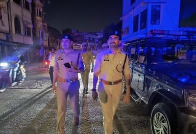 #gorakhpurpolice
➡️#sspgorakhpur के निर्देशन में शांति व्यवस्था के दृष्टिगत पुलिस अधीक्षक नगर जनपद गोरखपुर द्वारा आगामी त्योहार मोहर्रम को सकुशल संपन्न कराने हेतु थाना कोतवाली क्षेत्रांतर्गत जुलूस के मार्गों का निरीक्षण किया गया एवं कानून व्यवस्था का पालन करने संबंधी आदेशों निर्देशों के संबंध में संबंधित को अवगत कराया गया । इस अवसर पर क्षेत्राधिकारी कोतवाली व अन्य अधिकारी/कर्मचारीगण मौजूद रहें ।
#UPPolice
@dgpup @AdgGkr @adgzonegkr @diggorakhpur