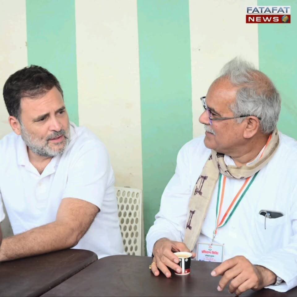कांग्रेस नेता राहुल गांधी का एक अलग ही अंदाज़ नया रायपुर में देखने को मिला। अभनपुर से एयरपोर्ट लौटते समय राहुल गांधी का काफिला अचानक रास्ते में रुका और उन्होंने सड़क किनारे एक दुकान पर रुककर गरमा-गरम मैगी का स्वाद लिया। आम लोगों के बीच बैठकर मैगी खाते हुए उनका यह सादगी भरा अंदाज़ सोशल मीडिया पर खूब चर्चा बटोर रहा है।
इस दौरान उनके साथ कांग्रेस नेता सचिन पायलट सहित पार्टी के कई अन्य वरिष्ठ नेता भी मौजूद रहे। सभी नेताओं ने सफर के बीच में चाय-मैगी के इस ब्रेक का जमकर लुत्फ़ उठाया और स्थानीय लोगों से बातचीत भी की।
#RahulGandhi #Raipur #NayaRaipur #SachinPilot #Chhattisgarh #Congress #StreetFood #TrendingNow #FatafatNews