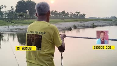 থার্মকলের ভেলায় চলে নদী পারাপার।পাকা সেতুর দাবি তোলেন স্থানীয় বাসিন্দারা।পাকা সেতুর আশ্বাসে ওরা।