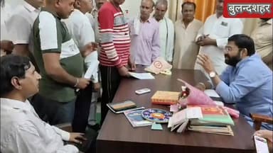 सिकंदराबाद विधायक कार्यालय पर जनसुनवाई के दौरान तहसील की लगातार मिल रही शिकायतों पर विधायक लक्ष्मीराज सिंह सख्त नजर आए। शिकायतों का अंबार देख विधायक ने तहसीलदार को तुरंत कार्यालय पर तलब किया और कामकाज पर नाराजगी जताई।
विधायक लक्ष्मीराज सिंह ने कहा कि हमारा और आपका काम जनता की समस्याएं सुनकर उनका समाधान करना है।
उन्होंने दो टूक कहा कि तहसील स्तर पर समस्याओं का निस्तारण नहीं हो रहा, इसीलिए उनके पास शिकायतों की लाइन लगी है।
विधायक ने तहसीलदार को चेतावनी भरे लहजे में कहा कि जनता की समस्याओं को प्राथमिकता पर निपटाएं, लापरवाही बर्दाश्त नहीं होगी।
#Sikandrabad
#Bulandshahr
#Jansunwai
#PublicHearing
#MLALaxmirajSingh
#JantaKiAwaaz
#PublicIssues
#TehsilAction
#GoodGovernance
#UPNews
#UttarPradesh
#BulandshahrNews
#SarkariVyavastha
#JanSamasyayein