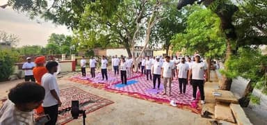 प्रेस विज्ञप्ति
कैमूर, 21 जून 2026
जिला प्रशासन, कैमूर द्वारा अंतर्राष्ट्रीय योग दिवस 2026 के अवसर पर प्रातः 5:00 बजे अमृत सरोवर, दतियाँव गांव, बेतरी पंचायत में योग कार्यक्रम का सफल आयोजन किया गया। कार्यक्रम का उद्देश्य आमजन के बीच योग के प्रति जागरूकता बढ़ाना तथा स्वस्थ एवं संतुलित जीवनशैली को बढ़ावा देना था।
कार्यक्रम में आचार्य कल्याणमित्रानन्द अवधूत (आनन्द मार्ग के योग संन्यासी) एवं उनके शिष्यों द्वारा उपस्थित प्रतिभागियों को विभिन्न योगासन, प्राणायाम एवं ध्यान का अभ्यास कराया गया। योगाचार्य ने योग के महत्व पर प्रकाश डालते हुए बताया कि नियमित योगाभ्यास शारीरिक, मानसिक एवं आध्यात्मिक स्वास्थ्य को सुदृढ़ बनाता है तथा व्यक्ति को तनावमुक्त एवं ऊर्जावान जीवन जीने में सहायक होता है।
इस अवसर पर उप विकास आयुक्त श्री दिव्या शक्ति, अनुमंडल पदाधिकारी श्री अमित कुमार, सीनियर डिप्टी कलेक्टर श्री अरविंद कुमार, सीनियर डिप्टी कलेक्टर श्री उज्जवल कुमार, डीपीओ मनरेगा श्री संजय कुमार, डीपीओ जल शक्ति श्री मोहन कुमार सिंह, डीपीएम हेल्थ श्री ऋषि कुमार तथा समाजसेवी श्री शिवम कुमार सहित जिला प्रशासन के पदाधिकारी, कर्मी एवं बड़ी संख्या में स्थानीय नागरिक उपस्थित रहे।
उपस्थित अधिकारियों ने अपने संबोधन में कहा कि योग भारत की प्राचीन एवं अमूल्य सांस्कृतिक धरोहर है। नियमित योगाभ्यास न केवल शरीर को स्वस्थ रखता है, बल्कि मानसिक शांति एवं आत्मिक संतुलन भी प्रदान करता है। उन्होंने सभी नागरिकों से योग को अपने दैनिक जीवन का हिस्सा बनाने अनुरोध किया।
कार्यक्रम के दौरान "योग करें, निरोग रहें" एवं "स्वस्थ भारत, समर्थ भारत" का संदेश जन-जन तक पहुंचाया गया। योगाभ्यास के उपरांत उपस्थित लोगों ने स्वस्थ एवं सकारात्मक जीवनशैली अपनाने का संकल्प लिया।
कार्यक्रम का सफल आयोजन जिला प्रशासन, कैमूर एवं मनरेगा विभाग तथा जिला गंगा समिति के सहयोग से संपन्न हुआ।
Information & Public Relations Department, Government of Bihar