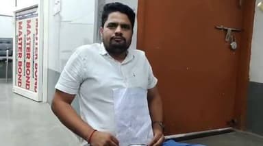 #हरिचरन_के_समर्थन_में_उतरे_डॉक्टर्स..
भरतपुर। आरबीएम हॉस्पिटल की लचर व्यवस्था और कथित भ्रष्टाचार को उजागर करने पर वरिष्ठ रेजिडेंट डॉक्टर (रेडियोलॉजिस्ट) हरिचरन को बिना किसी निष्पक्ष सुनवाई के आरबीएम हॉस्पिटल से कार्यमुक्त कर जयपुर निदेशालय भेज देने के तानाशाही फरमान का एसजेपी मेडिकल कॉलेज के रेजिडेंट डॉक्टर्स ने विरोध जताया है। "भरतपुर एसोसिएशन ऑफ रेजिडेंट डॉक्टर्स" के अध्यक्ष डॉक्टर अमित शर्मा ने मेडिकल कॉलेज प्रशासन और सरकार से रेडियोलॉजिस्ट डॉक्टर हरिचरन के कार्यमुक्त आदेश तो तुरंत निरस्त करने, आरबीएम में स्थापित नई सोनोग्राफी मशीन की तकनीकी व डायग्नोस्टिक क्षमता की जांच के लिए स्वतंत्र राज्य स्तरीय विशेषज्ञ समिति का गठन करने, जांच समिति की रिपोर्ट आने तक किसी डॉक्टर के खिलाफ दंडात्मक कार्रवाई नहीं करने और रेजिडेंट डॉक्टर्स की समस्याओं, कार्यस्थल की विसंगतियों और शिकायतों के निवारण के लिए एक स्थायी आंतरिक शिकायत निवारण मंच को क्रियाशील करने की मांग की है। अध्यक्ष डॉ. अमित शर्मा ने चेतावनी दी है कि यही प्रशासन आदेश को वापस लेकर सुधारात्मक कदम नहीं उठाता है तो भविष्य में उत्पन्न होने वाली किसी भी प्रकार की प्रशासनिक या व्यवस्थागत शिथिलता के लिए कॉलेज प्रशासन पूर्ण रूप से उत्तरदायी होगा।