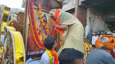 #भरतपुर। बयाना में रविवार को ब्राह्मण समाज समिति द्वारा भगवान परशुराम की भव्य शोभायात्रा निकाली गई और समाज की 65 प्रतिभाओं का सम्मान किया गया। कार्यक्रम की शुरुआत दोपहर में बिजलीघर रोड स्थित परशुराम धर्मशाला में प्रतिभा सम्मान समारोह से हुई, जिसकी अध्यक्षता पूर्व प्रधान पंडित सालिगराम दाहिना ने की और मुख्य अतिथि पूर्व सांसद पंडित रामकिशन रहे। समारोह में बोर्ड परीक्षाओं और सरकारी सेवाओं में उत्कृष्ट प्रदर्शन करने वाले छात्र-छात्राओं को सम्मानित किया गया। इसके बाद शाम को पूजा-अर्चना के साथ भगवान परशुराम की शोभायात्रा शुरू हुई, जो बैंड-बाजों, भजनों और आकर्षक झांकियों के साथ शहर के प्रमुख मार्गों से गुजरी। मार्ग में विधायक डॉ. ऋतु बनावत और विभिन्न सामाजिक संगठनों ने पुष्पवर्षा कर यात्रा का स्वागत किया। भुसावर से आए पट्टेबाजों के करतब और भव्य आतिशबाजी इस दौरान आकर्षण का केंद्र रहे। इस अवसर पर समिति अध्यक्ष राजाराम उपाध्याय, संरक्षक राजेंद्र शर्मा सहित बड़ी संख्या में समाज बंधु मौजूद रहे, जबकि कानून व्यवस्था के लिए एसएचओ रामगिलास गुर्जर के नेतृत्व में पुलिस बल तैनात रहा।
