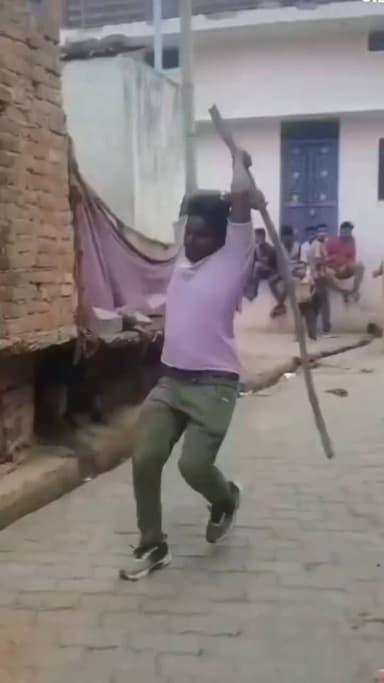 महोबा में मकान के बंटवारे को लेकर विवाद, महिलाओं से लाठी-डंडों से मारपीट का वीडियो वायरल
महोबा: उत्तर प्रदेश के महोबा जिले में मकान के बंटवारे को लेकर हुए पारिवारिक विवाद ने हिंसक रूप ले लिया। विवाद के दौरान महिलाओं के साथ लाठी-डंडों से मारपीट किए जाने का एक वीडियो सोशल मीडिया पर तेजी से वायरल हो रहा है। वीडियो सामने आने के बाद इलाके में चर्चा का माहौल है।
बताया जा रहा है कि मकान के बंटवारे को लेकर दो पक्षों के बीच लंबे समय से विवाद चल रहा था। इसी विवाद के दौरान दोनों पक्ष आमने-सामने आ गए और कहासुनी देखते ही देखते मारपीट में बदल गई। वायरल वीडियो में कुछ लोग महिलाओं पर लाठी-डंडों से हमला करते दिखाई दे रहे हैं, जबकि मौके पर मौजूद लोग बीच-बचाव करने का प्रयास करते नजर आ रहे हैं।
घटना का वीडियो सोशल मीडिया पर वायरल होने के बाद पुलिस ने मामले का संज्ञान लिया है। पुलिस का कहना है कि वायरल वीडियो की जांच की जा रही है और शिकायत के आधार पर आवश्यक कानू�