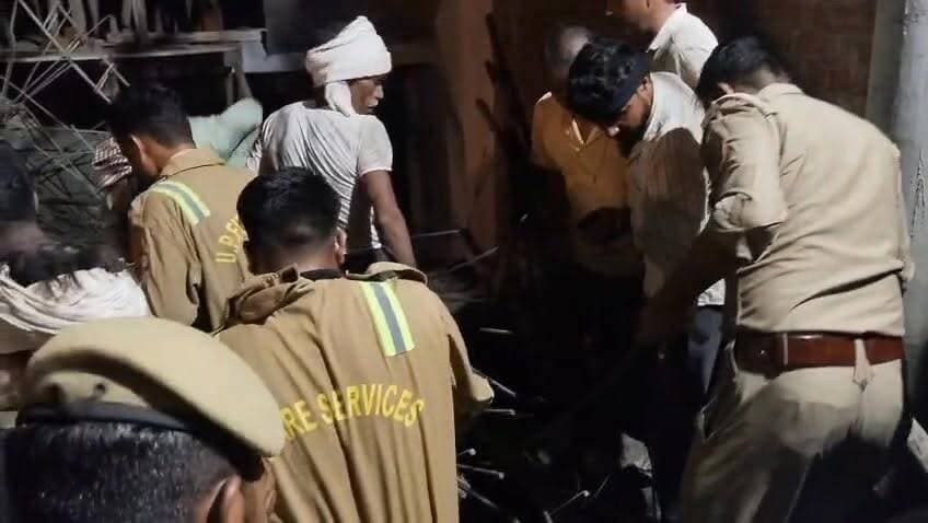 #निर्माणाधीन मकान का #लेंटर गिरने से #हादसा
8 मजदूरों को मलबे से बाहर निकाला गया
कुछ मजदूरों के मलबे में दबे होने की आशंका
मौके पर राहत-बचाव कार्य जारी
घायलों को एंबुलेंस से पहुंचाया अस्पताल
JCB मशीन से हटाया जा रहा लेंटर का मलबा
भोगांव थाने के डाइट प्वाइंट के पास की घटना