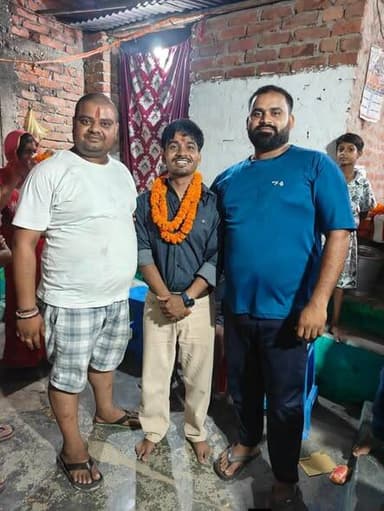 अपने सुरसंड क्षेत्र अंतर्गत सुरसंड नगर पंचायत निवासी जगदीश बैठा जी के सुपुत्र राहुल कुमार के बिहार SDM में चयनित होने पर उन्हें सम्मानित कर हार्दिक बधाई एवं शुभकामनाएँ दीं।
उनकी यह उपलब्धि न केवल उनके परिवार बल्कि पूरे क्षेत्र के लिए गर्व का विषय है। उनकी मेहनत, लगन और समर्पण युवाओं के लिए प्रेरणास्रोत है।